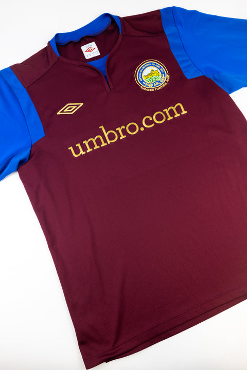 Linfield 2011-12 Football Shirt made by Umbro size Medium