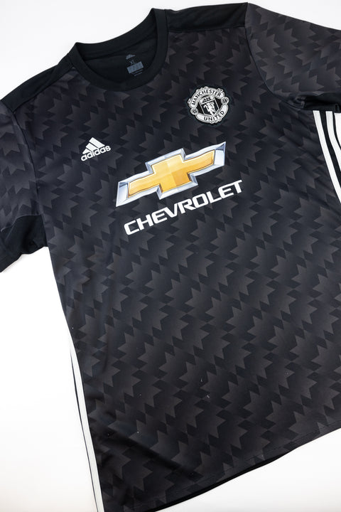 Manchester United 2017-18 Football Shirt made by Adidas size Large
